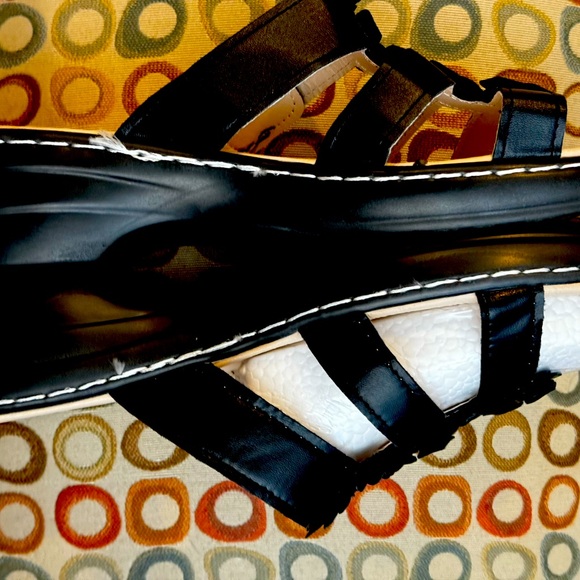 Light as a feather and super comfy sandal with flower design. Size 10 - Picture 3 of 4